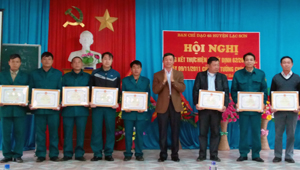 Lãnh đạo huyện Lạc Sơn trao tặng giấy khen cho các tập thể, cá nhân có thành tích xuất sắc trong việc thực hiện Quyết định 62.