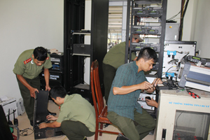 Lực lượng thông tin liên lạc - Công an tỉnh thường xuyên kiểm tra, bảo dưỡng thiết bị thông tin liên lạc. Ảnh:  Ngô Thủy (CAT)