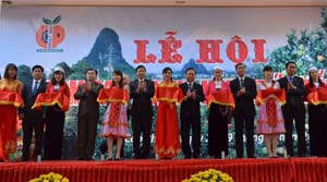 Các đồng chí lãnh đạo tham gia cắt băng khai mạc Lễ hội Cam Cao Phong lần thứ nhất năm 2015.