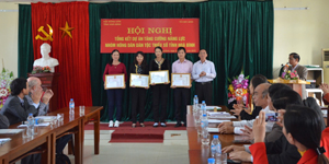 Đồng chí Nguyễn Trường Phong, Chủ tịch Hội Nông dân tỉnh, Trưởng BQL Dự án trao tặng bằng khen cho 4 tập thể có thành tích xuất sắc trong thực hiện dự án.