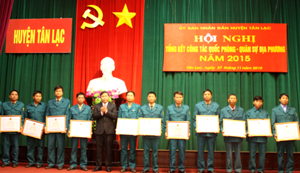 Lãnh đạo huyện Tân Lạc trao giấy khen cho các tập thể, cá nhân vì đã có thành tích xuất sắc trong công tác QP – QS địa phương năm 2015.