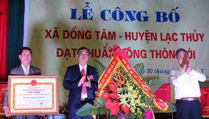 Đồng chí Trần Văn Tiệp, Giám đốc Sở NN&PTNT, Phó ban thường trực BCĐ 800 trao Bằng công nhận xã đạt chuẩn NTM cho xã Đồng Tâm.