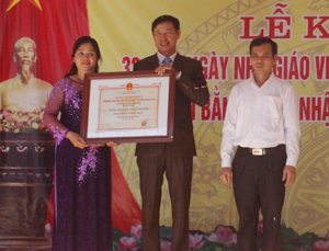 Thừa ủy quyền của Chủ tịch UBND tỉnh, đồng chí Nguyễn Mạnh Cương, Bí thư Huyện ủy trao bằng công nhận đạt chuẩn Quốc gia cho đại diện nhà trường.

