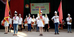 Các đội tham gia phần thi nghi thức chào cờ tại hội thi cụm số 1.