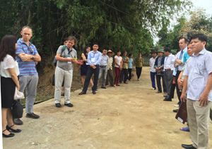 Các đại biểu dự hội thảo thăm thực địa công trình Dự án PSARS tại xóm Đồng Tiến, xã Tân Vinh (Lương Sơn).

