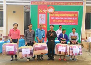 Thượng tá Hà Huy Chiến, Chỉ huy trưởng Ban CHQS huyện Đà Bắc trao tặng 5 suất quà cho các gia đình chính sách khó khăn của xã Đồng Nghê.
