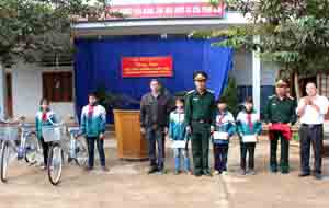 Trung tâm dạy nghề - GTVL tặng xe đạp và trao quyết định đỡ đầu học sinh nghèo vượt khó tại trường THCS xã Mường Chiềng, huyện Đà Bắc.