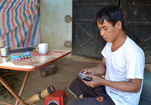 Anh Bùi Văn Cầu, xóm Quê Kho, xã Tú Sơn (Kim Bôi) loay hoay với việc tháo, lắp sim cũ và mới.