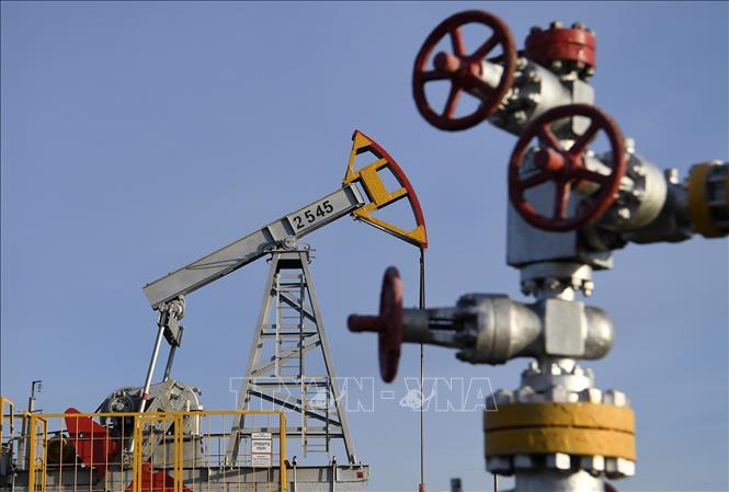 Các "đại gia" giảm mạnh nguồn cung khiến giá dầu thế giới đảo chiều