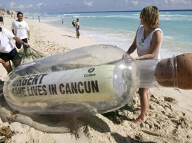 Cái chai khổng lồ được dựng trên trên bãi biển Cancun ghi hàng chữ 