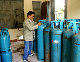 Kiểm tra chất lượng bình gas thường xuyên góp phần đảm bảo chất lượng, đo lường sản phẩm.
(Ảnh chụp tại đại lý gas của Chi nhánh xăng dầu Hoà Bình- P.Phương lâm- TP Hoà Bình)
