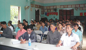 Nhân dân xóm Thông Thượng, xã Cuối Hạ (Kim Bôi) tham dự một buổi tuyên truyền pháp luật tại cơ sở
