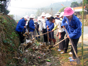 ĐVTN xa Nam Sơn (Tân Lạc) tham gia thu gom rác thải tại nơi công cộng.
