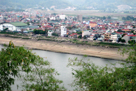 Một góc nhìn thành phố bên sông Đà.