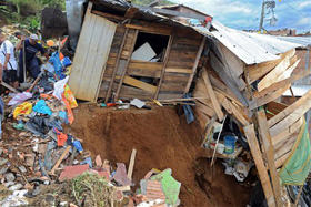 Lở đất xảy ra ở khu La Gabriela, gần thành phố Medellin, lớn thứ hai Colombia, hôm 5/12. Ít nhất hai người thiệt mạng và 105 người vẫn mất tích. Những đợt mưa ở quốc gia Nam Mỹ này đã khiến 176 người chết và 1,5 triệu người mất nhà cửa trong năm nay.