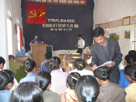 Trung tâm TGPL tổ chức TGPL lưu động tại xóm Khang, xã Cuối Hạ (Kim Bôi)