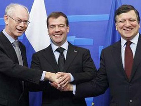 Tổng thống Nga Dmitry Medvedev (giữa) và hai nhà lãnh đạo EU trước Hội nghị Thượng đỉnh Nga - EU hôm 7-12