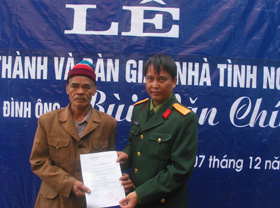 Đại diện chi nhánh viettel Hoà Bình trao tiền hỗ trợ cho TB Bùi Văn Chít.