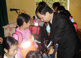 Đại diện Ban ATGT tỉnh trao tặng cặp phao cứu sinh cho các em học sinh các xã Tân Mai, Tân Dân (Mai Châu).