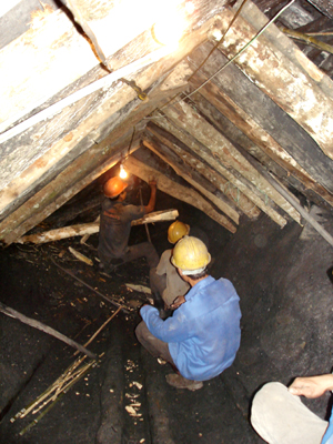 Các thợ lò ở mỏ than Cuối Hạ đang chèn chống lại đường lò thuộc bãi số 3, vỉa 8 sau khi xảy ra sự cố sập đất đá.