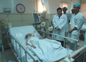Thứ trưởng Bộ Y tế Nguyễn Viết Tiến thăm khu điều trị tích cực của Bệnh viện  đa khoa tỉnh.