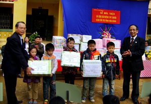 Lãnh đạo trường THPT chuyên Hoàng Văn Thụ trao quà cho các em học sinh trường Tiểu học Tân Pheo A.