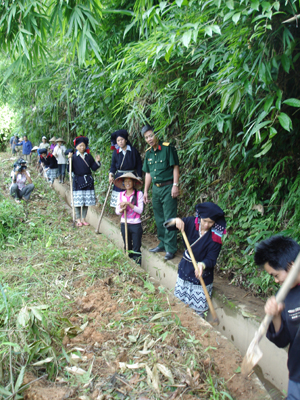 Nhân dân xã Cao Sơn (Đà Bắc) phối hợp với LLVT địa phương tích cực tham gia tu sửa, nạo vét kênh mương.