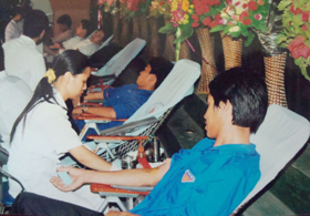 ĐVTN trường trung cấp cơ điện Tây Bắc trực thuộc huyện Đoàn Lạc Thủy tình nguyện tham gia hiến máu nhân đạo