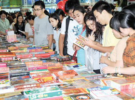 Nhiều bạn trẻ tìm mua sách tại một cuộc triển lãm sách ở TPHCM