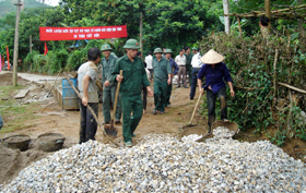 CB,CS Ban CHQS huyện Kỳ Sơn giúp xã Mông Hóa làm đường GTNT