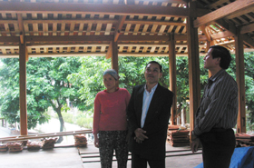 Gia đình nạn nhân CĐDC Lò Văn Nhâm, bản Văn, thị trấn Mai Châu xây dựng được ngôi nhà sàn nhờ nguồn vốn CVĐ.