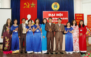 Ban chấp hành Công đoàn Bưu điện tỉnh khoá II, nhiệm kỳ 2010 – 2013 ra mắt đại hội.