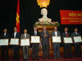Đồng chí Bùi Ngọc Đảm - Phó Chủ tịch TT UBND tỉnh trao Bằng khen cho các tập thể và cá nhân