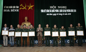 Đồng chí Nguyễn Văn Quang, Phó Bí thư TT Tỉnh ủy trao Bằng khen của UBND tỉnh cho các tập thể có thành tích xuất sắc trong công tác QPQSĐP năm 2010