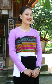 Thiếu nữ Thái Mai Châu trong trang phục dân tộc truyền thống