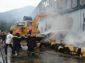 Hiện trường vụ cháy kho của Công ty TNHH Minh Nguyên tại xóm Thía, xã Yên Mông (TPHB) ngày 27/11/2010