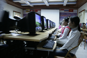Học sinh trường THCS thị trấn Mường Khến (Tân Lac) trong giờ thực hành môn tin học