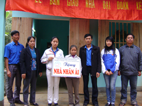 Bàn giao nhà đại đoàn kết cho hộ gia đình bà Nguyễn Thị Quyết, xóm Khang Đình