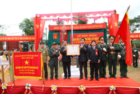 Thừa ủy quyền của Chủ tịch nước, lãnh đạo huyện Cao Phong đã trao cờ, Bằng công nhận danh hiệu Anh hùng LLVTND cho xã Tân Phong