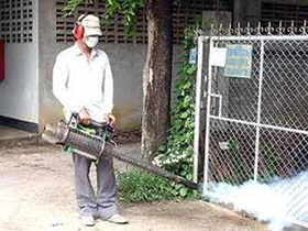 Nhân viên y tế đang phun thuốc diệt muỗi