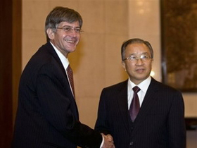 Ủy viên Quốc vụ Trung Quốc Đới Bỉnh Quốc (phải) và Thứ trưởng Ngoại giao Mỹ James Steinberg thăm Trung Quốc