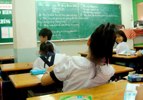 Học sinh phải nghiêng người, tránh cột để... nhìn lên bảng tại Trường Tiểu học Điện Biên (quận 10, TPHCM).
