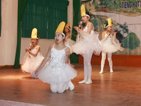Một tiết mục văn nghệ đặc sắc của các em thiếu nhi thị trấn Cao Phong tham gia tiếng hát măng non huyện Cao Phong năm 2010.