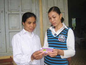 Cán bộ chuyên trách dân số xã Tiến Sơn (Lương Sơn) hướng dẫn chị em cách sử dụng thuốc viên uống tránh thai đúng cách.
