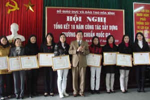 Đồng chí Bùi Văn Cửu, Phó Chủ tịch UBND tỉnh trao Bằng khen cho các tập thể, cá nhân có thành tích trong xây dựng trường chuẩn quốc gia