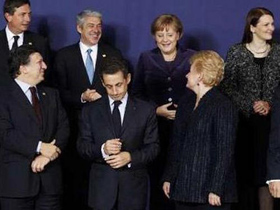 Các nhà lãnh đạo EU trò chuyện bên lề Hội nghị Thượng đỉnh Brussels ngày 16-12.