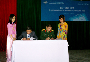 Lãnh đạo Chi nhánh Viettel tại Hoà Bình ký kết bàn giao mạng giáo dục cho Sở Giáo dục và Đào tạo.
