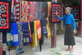 Bản Văn, thị trấn Mai Châu (Mai Châu)  lưu giữ và phát triển nghề dệt thổ cẩm truyền thống.