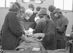 Ca mổ chuyển giao kỹ thuật của đoàn giáo sư người Pháp tại khoa phẫu thuật lồng ngực bệnh viện Hữu nghị Việt Đức.