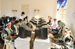 Học sinh trường THPT nội trú Lục Khu (xã Thượng Thôn, huyện Hà Quảng, Cao Bằng) trong giờ học tin học.